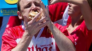 Ganador de concurso de hot dogs en Estados Unidos bate nuevo récord