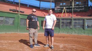 Fabián Medina, presidente de la Asociación Paranaense de sóftbol y Nicolás Deu, encargado del armado del certamen.