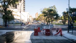 Personal municipal trabaja en recuperación de calle Urquiza. este lunes habilitaron media calzada en la intersección con calle La Rioja