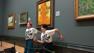 Dos activistas ecologistas arrojan sopa de tomate sobre Los girasoles de Van Gogh, en la National Gallery en Londres.&nbsp;