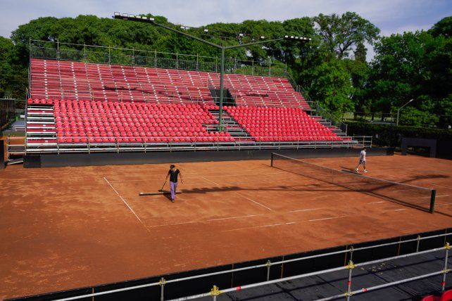 Los cancheros trabajan a destajo para dejar el escenario en las mejores condiciones.