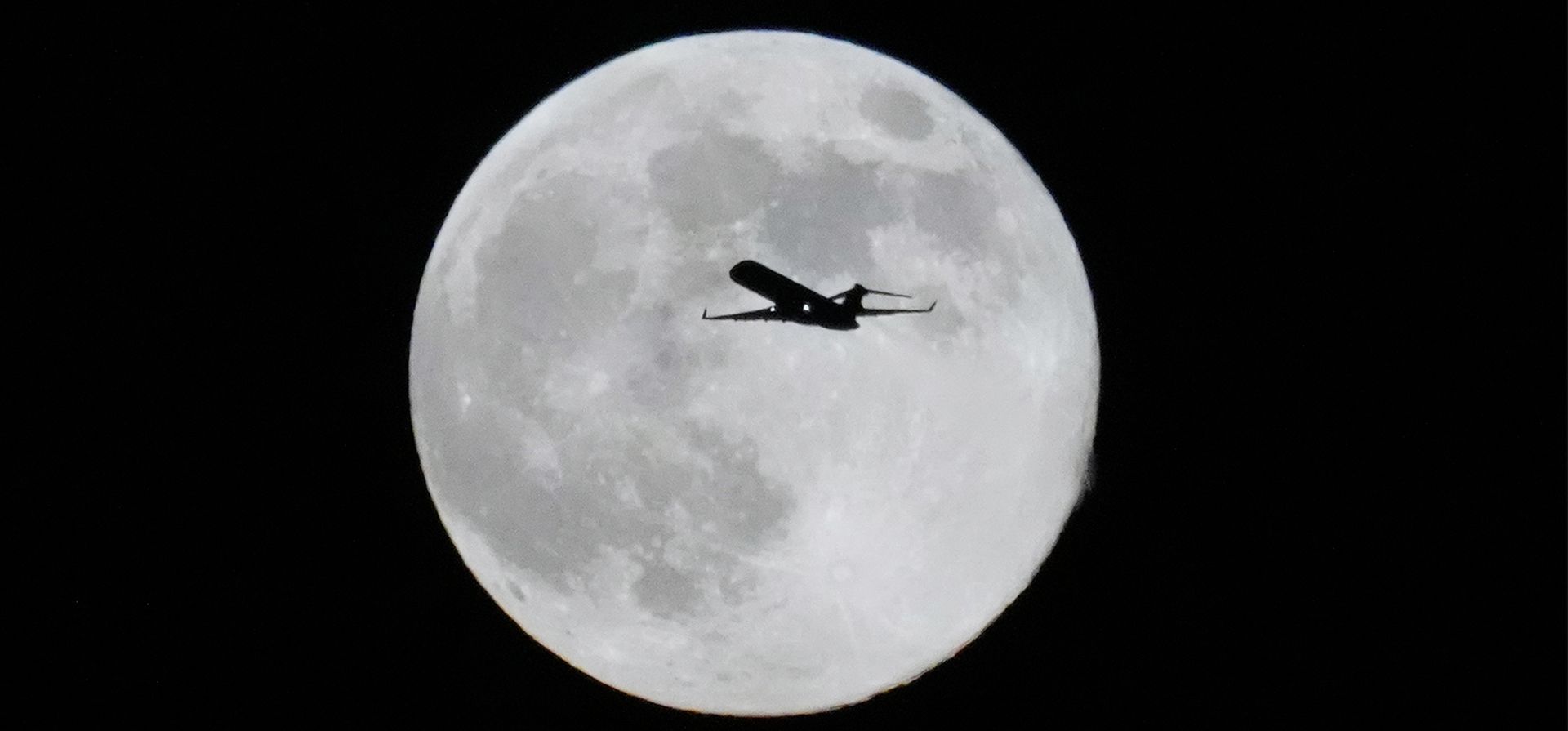 Un avión sobrevuela la luna llena mientras la superluna se alza el jueves 4 de diciembre de 2025 en Chicago. (Foto AP/Kiichiro Sato) Un avión sobrevuela la luna llena mientras la superluna se alza el jueves 4 de diciembre de 2025 en Chicago. (Foto AP/Kiichiro Sato)