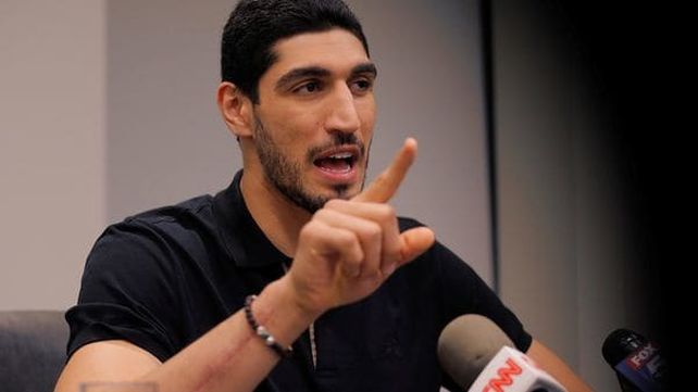 Piden la detención de una estrella de la NBA, a quien acusan de pertenecer a una organización terrorista