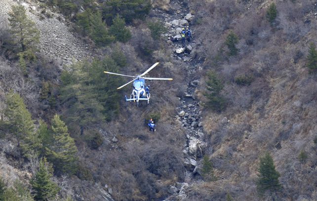 Las tareas de búsqueda de los restos del avión continuaban hoy en la zona de los Alpes. (Foto: AP)