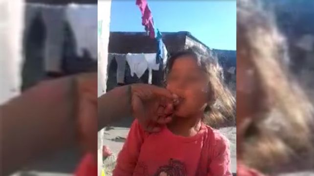 Difunden un video de una mujer obligando a una nena a fumar marihuana