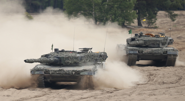 Tanques Leopard 2 alemanes durante unas maniobras. Fueron enviados en números insuficientes a Ucrania. 