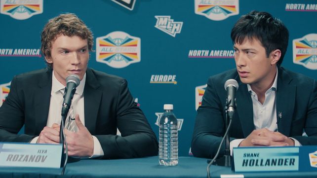 Connor Storrie y Hudson Williams protagonizan Heated Rivalry