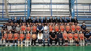 Los planteles de Villa Dora y la Selección Argentina junto a autoridades provinciales en el Andrés Meynet.