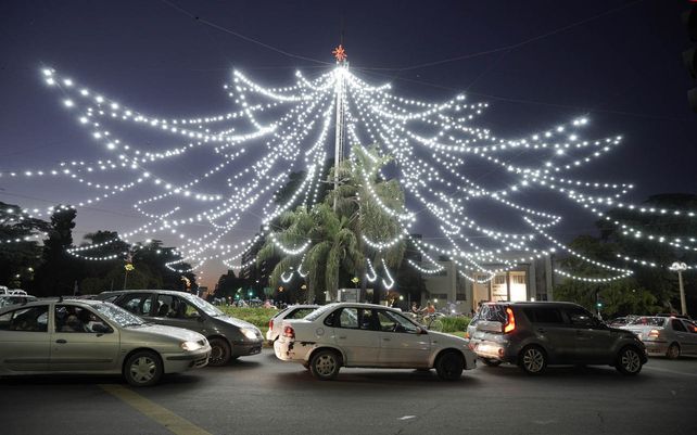 El arbolito de Oroño y Pellegrini se iluminó con motivo de la llegada de navidad
