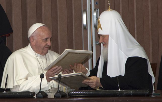 Confraternidad. El Papa y el patriarca Kirill intercambian ejemplares del acuerdo para firmarlos.