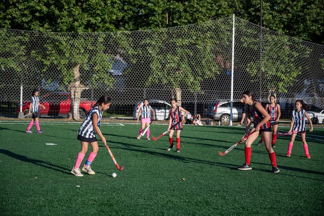 Las jugadoras de hockey probaron la nueva cancha de césped sintético.