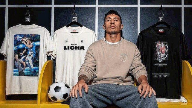 Lisandro Martínez y su nueva colección de ropa inspirada en el anime.