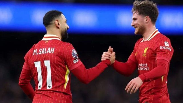 Alexis Mac Allister felicita a Mo Salah tras uno de los goles del Liverpool.