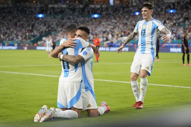 Di María festeja junto a Lautaro, a quien le dio una asistencia extraordinaria en el primer gol argentino.