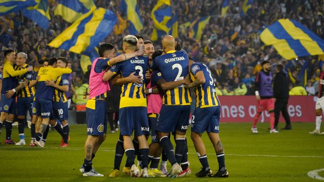 Todo Central festeja el triunfo en el único partido por el torneo local que el canalla jugó con Lequi como DT: el clásico.