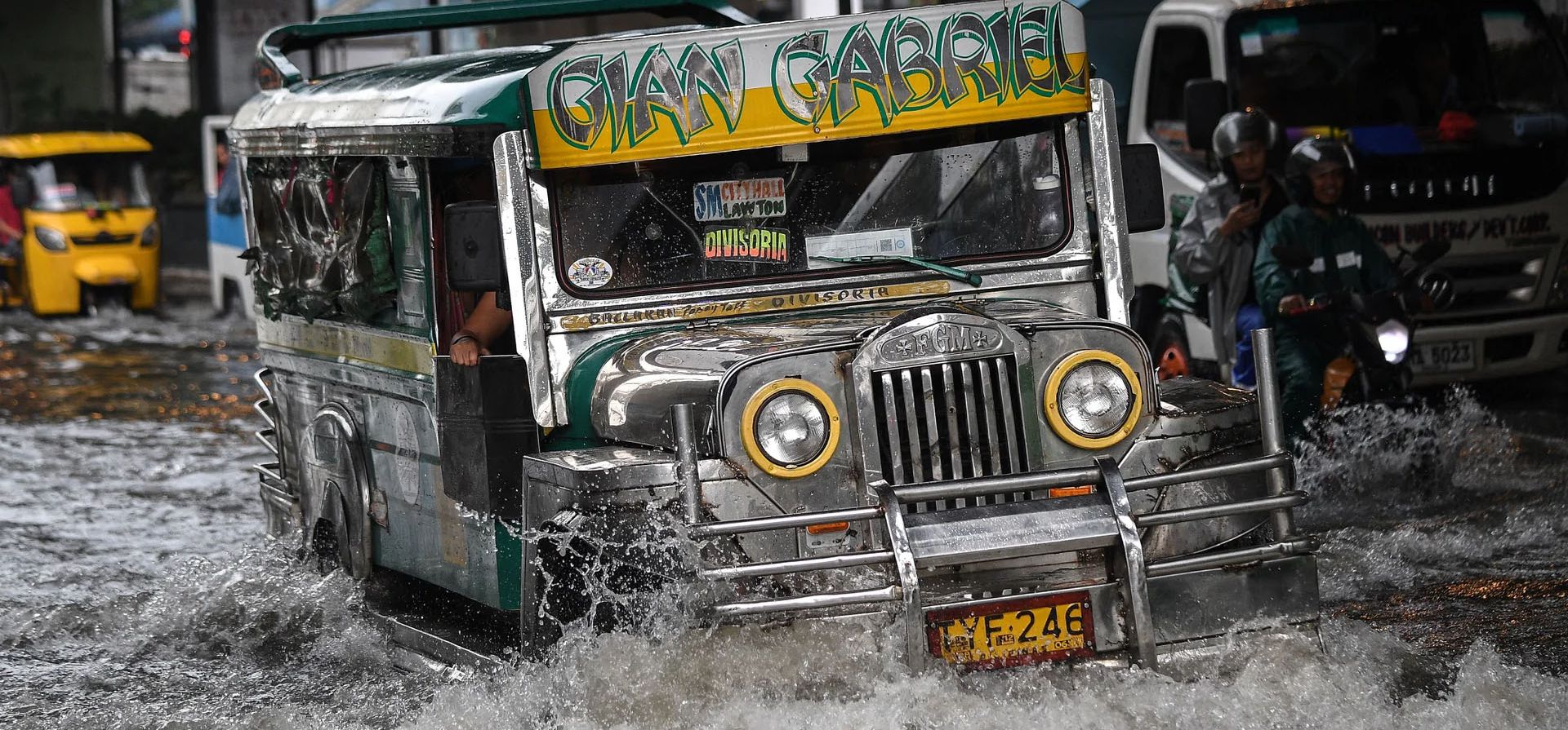 Un jeepney de pasajeros circula por una calle inundada después de que un monzón del suroeste influenciado por la tormenta tropical Yagi, ahora clasificado como supertifón, azotara la isla de Luzón el 2 de septiembre, Manila, Filipinas. Fotografía: Ted Aljibe/AFP/Getty Un jeepney de pasajeros circula por una calle inundada después de que un monzón del suroeste influenciado por la tormenta tropical Yagi, ahora clasificado como supertifón, azotara la isla de Luzón el 2 de septiembre, Manila, Filipinas. Fotografía: Ted Aljibe/AFP/Getty