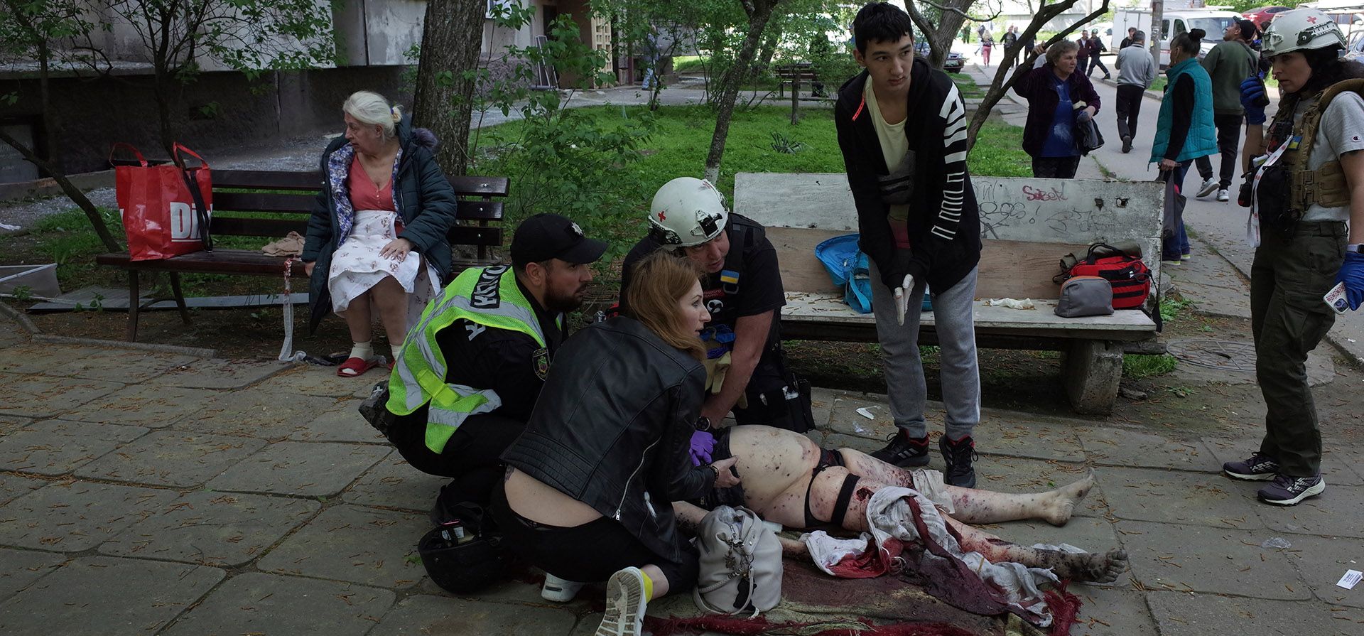 Residentes y personal militar intentan brindar primeros auxilios a un civil herido en un edificio residencial dañado por un ataque ruso en Zaporiyia, Ucrania, el martes 22 de abril de 2025. (Foto AP/Andriy Andriyenko) Residentes y personal militar intentan brindar primeros auxilios a un civil herido en un edificio residencial dañado por un ataque ruso en Zaporiyia, Ucrania, el martes 22 de abril de 2025. (Foto AP/Andriy Andriyenko)