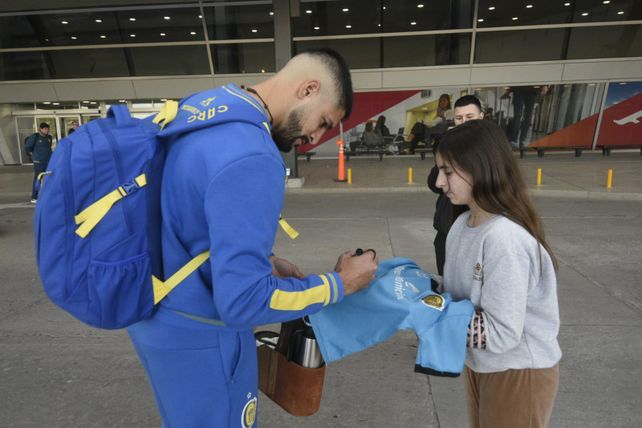 Facundo Mallo, dos veces campeón con Central, firmó autógrafos antes de ingresar a la aeroestación.