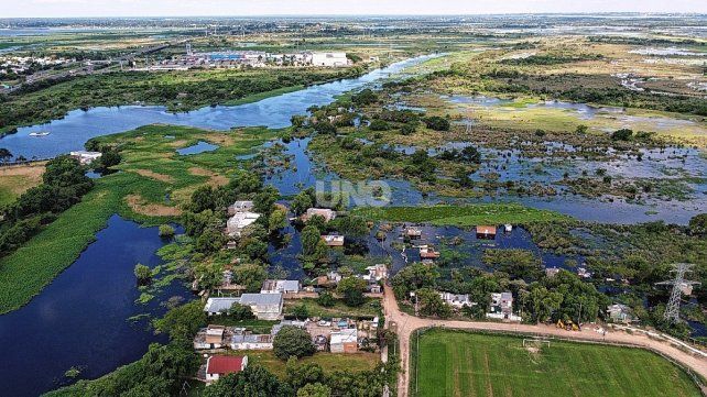 La Vuelta del Paraguayo con las casas amenazadas por la crecida del río.