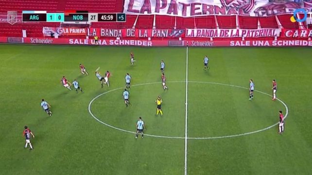 El off side mal cobrado a Pablo Sabbag. El colombiano estaba plenamente habilitado y pudo marcar el empate de Newells. En la imagen de TV se ve claramente el cabezazo hacia atrás de Villalba.