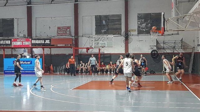 Regatas (SF) superó como visitante a Rivadavia A para subir unos lugares en la A1 del Torneo Oficial.