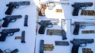 Balacera en barrio Macarone de Paraná: atacaron a tiros a policías y secuestraron 11 armas
