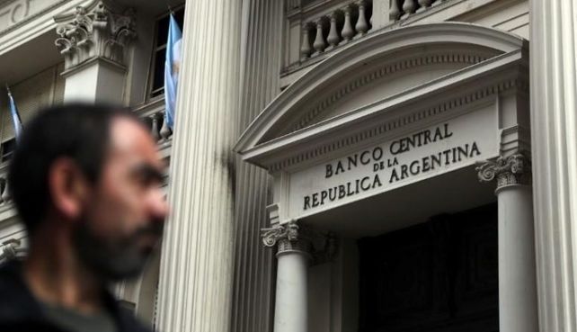Suben precios de activos argentinos tras calma de los tipos de cambio