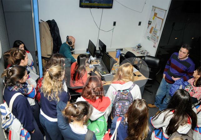 Alumnas del Colegio del Calvario visitaron la redacción del UNO