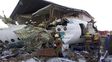 Daños. La proa del Fokker-100 destruyó una casa de dos pisos.