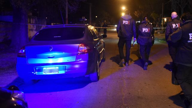 Un muchacho de 17 años murió y una mujer fue herida en una balacera en Ludueña