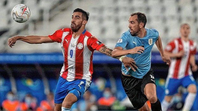 Paraguay recibe a Uruguay en un duelo clave para llegar al Mundial