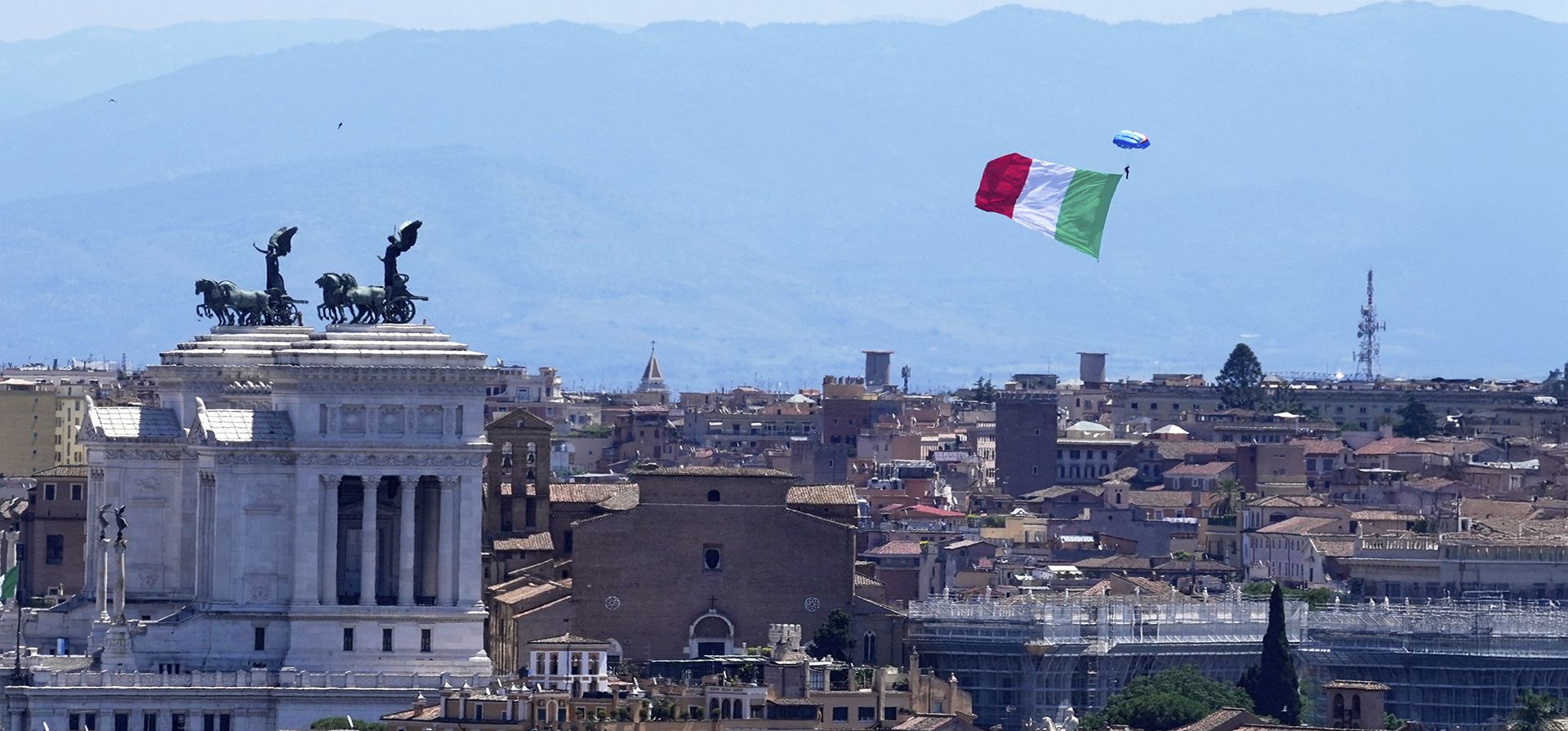 Un paracaidista militar aterriza con una bandera italiana gigante durante las celebraciones del 79º Día de la República en Roma, el lunes 2 de junio de 2025. (Foto AP/Gregorio Borgia) Un paracaidista militar aterriza con una bandera italiana gigante durante las celebraciones del 79º Día de la República en Roma, el lunes 2 de junio de 2025. (Foto AP/Gregorio Borgia)