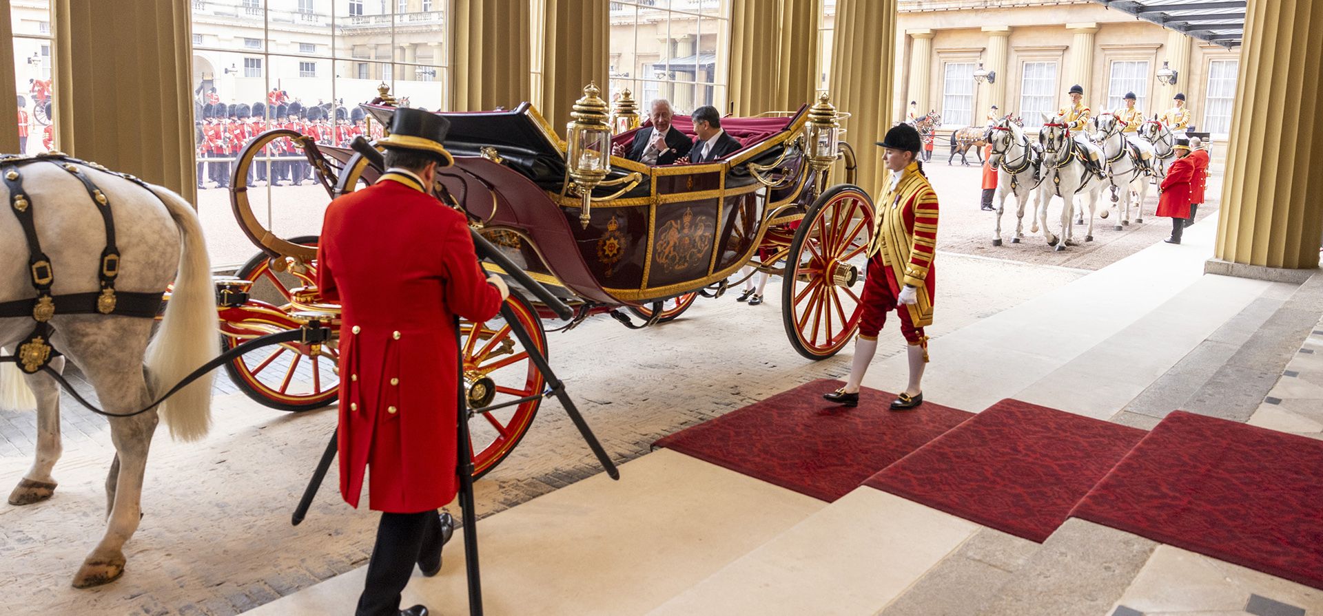 El rey Carlos III de Gran Bretaña y el emperador Naruhito de Japón llegan en carruaje al Palacio de Buckingham, con motivo de la visita de estado de Naruhito a Gran Bretaña, en el Palacio de Buckingham, Londres, el martes 25 de junio de 2024. (Heathcliff O’Malley/Pool Photo vía AP) El rey Carlos III de Gran Bretaña y el emperador Naruhito de Japón llegan en carruaje al Palacio de Buckingham, con motivo de la visita de estado de Naruhito a Gran Bretaña, en el Palacio de Buckingham, Londres, el martes 25 de junio de 2024. (Heathcliff O’Malley/Pool Photo vía AP)
