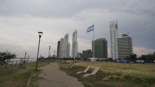 Este miércoles por la noche, los vecinos de Puerto Norte y barrios aledaños se llevaron una sorpresa al ver dos hombres que descendieron en paracaídas sobre un cantero de la calle