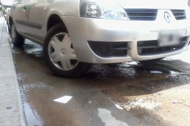 Vecinos de barrio Sur denuncian una pérdida de agua desde hace varios días
