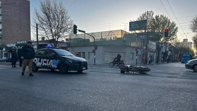 Viernes accidentado. Fuerte choque en Mendoza y Avellaneda entre una moto y un patrullero.&nbsp;