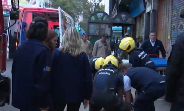 El obrero estaba trabajando en un andamio a seis metros de altura y perdió el equilibrio. (Foto: captura de TV)