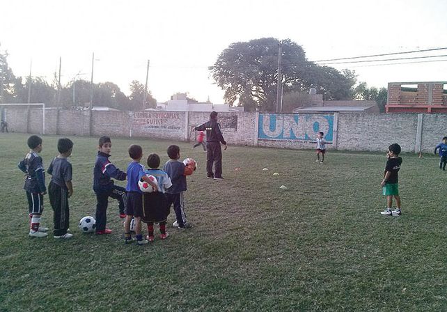Trabajo. Las tareas de pretemporada comenzaron el lunes pasado y los más chicos aprenden con todo.