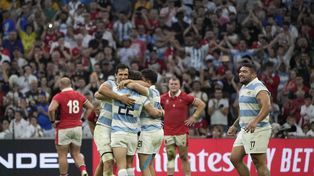 El abrazo del final tras un partido para el infarto. De frente, la sonrisa de Matías Moroni, que evitó un try de Gales con una entrada memorable