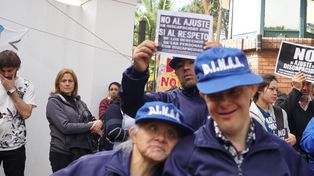 Sector vulnerable. Organizaciones que atienden a personas con discapacidad marcharon para hacer pública la difícil situación que atraviesan.