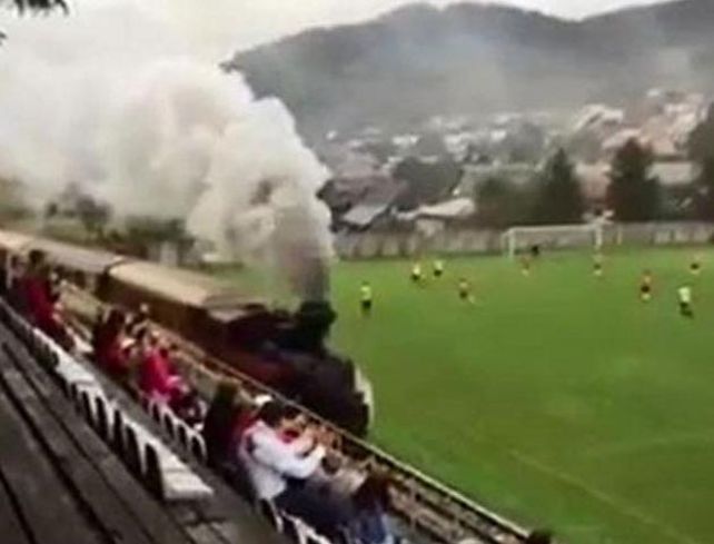 El tren a vapor atraviesa la cancha en pleno partido.