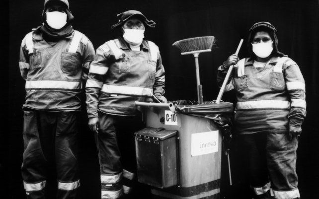 Barrenderos de las calles de la ciudad de Lima posan para un retrato con sus uniformes y máscaras, "esta pandemia fue muy difícil para nosotros", ocho compañeros de trabajo han muerto por COVID-19.