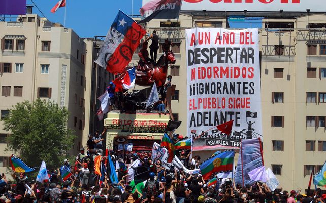 Incendios y destrozos a un año de las protestas sociales que sacudieron a Chile