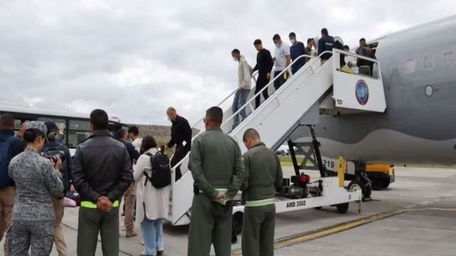 Inédito: deportarán a un grupo de argentinos en un avión contratado por el gobierno de Estados Unidos