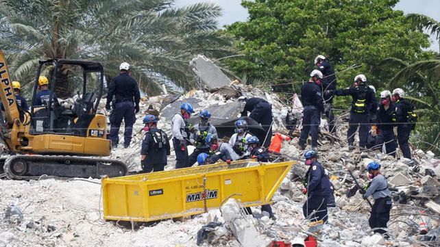 Una tormenta tropical obstaculiza el trabajo de los socorristas del derrumbe en Miami