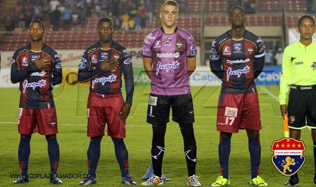 Con El Plaza. El paranaense Gustavo Aguiar junto a algunos de sus compañeros en el estadio donde juega la Selección.