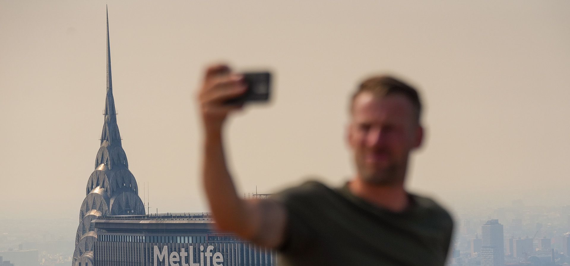 Un turista se toma una selfie desde el mirador Top of The Rock en el Rockefeller Center durante una alerta sanitaria por la calidad del aire debido al humo de los incendios forestales, en Nueva York, el viernes 17 de julio de 2026. (Foto AP/Ryan Murphy) Un turista se toma una selfie desde el mirador Top of The Rock en el Rockefeller Center durante una alerta sanitaria por la calidad del aire debido al humo de los incendios forestales, en Nueva York, el viernes 17 de julio de 2026. (Foto AP/Ryan Murphy)