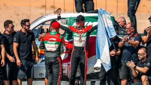 Juan Cruz Yacopini (derecha) en la llegada de la 47ª edición del Dakar