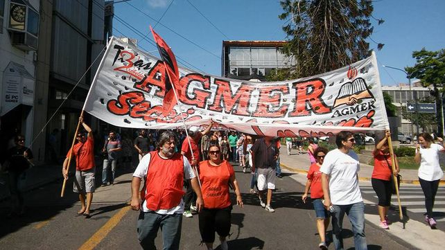 Estatales y docentes marcharon a Casa de Gobierno en repudio del techo del 18% y denunciaron aprietes