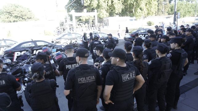 Los agentes se concentraron este martes frente a la Jefatura de Policía de Rosario.